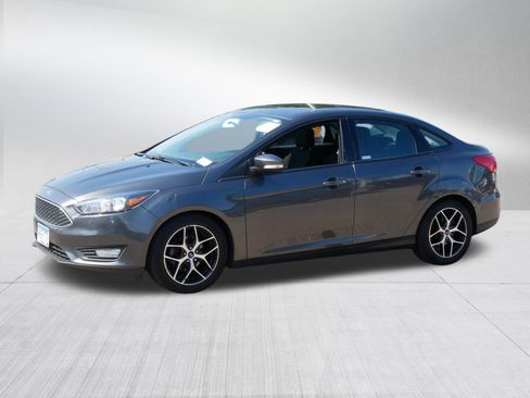 Used 2017 Ford Focus SEL w/ Cold Weather Package FWD image 3