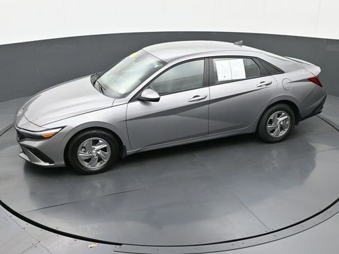 Certified 2025 Hyundai Elantra SE image 37