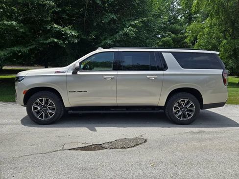 Used 2023 Chevrolet Suburban Z71 w/ Luxury Package AWD/4WD image 2