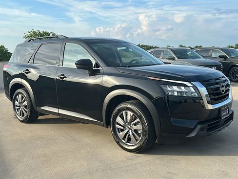 Used 2025 Nissan Pathfinder SV FWD image 14