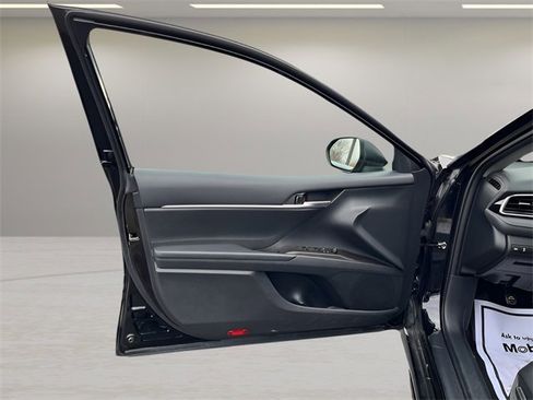 Used 2023 Toyota Camry SE image 9