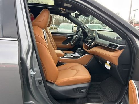 New 2026 Toyota Highlander Platinum image 18