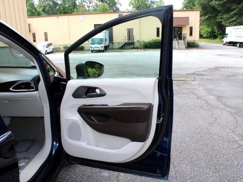 Used 2020 Chrysler Voyager LX image 19