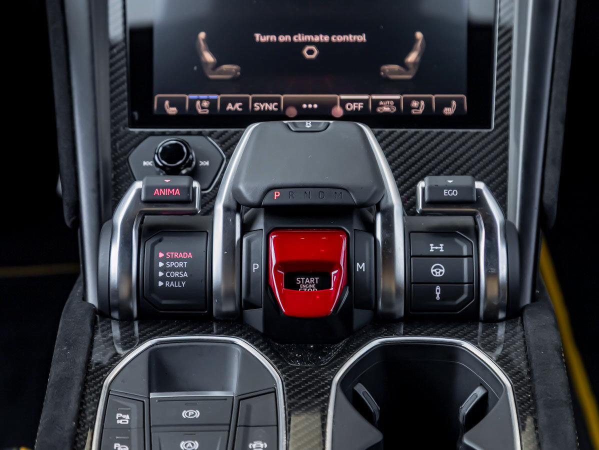 Used 2024 Lamborghini Urus Performante AWD/4WD image 25