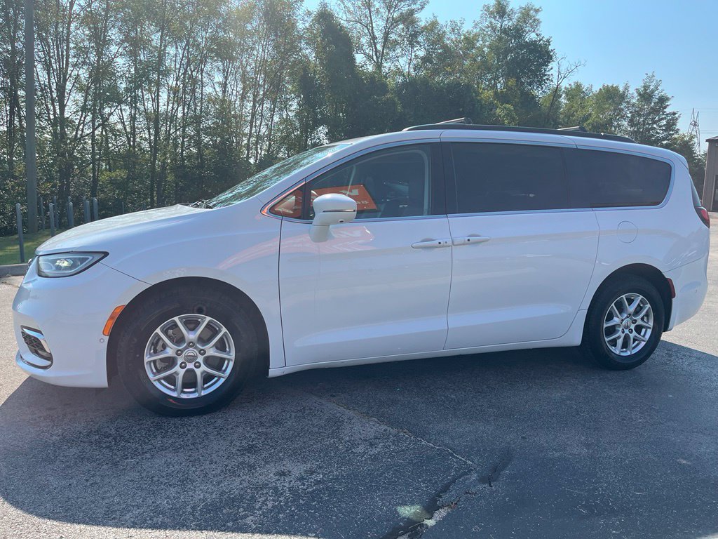 Used 2022 Chrysler Pacifica Touring-L w/ Uconnect Theater Family Group FWD image 6
