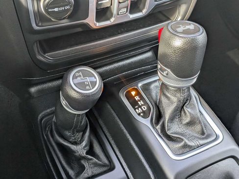 Used 2021 Jeep Wrangler Unlimited Islander image 31