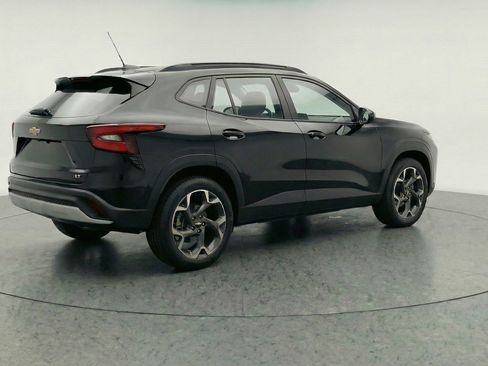 Used 2025 Chevrolet Trax LT w/ LT Convenience Package image 9