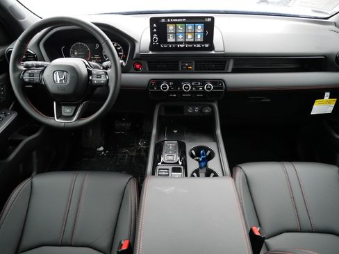 Certified 2025 Honda Pilot TrailSport image 10