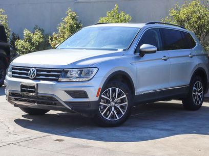 Used 2020 Volkswagen Tiguan SE w/ Panoramic Sunroof Package