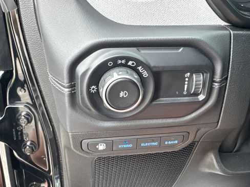 Used 2025 Jeep Wrangler Sahara image 29