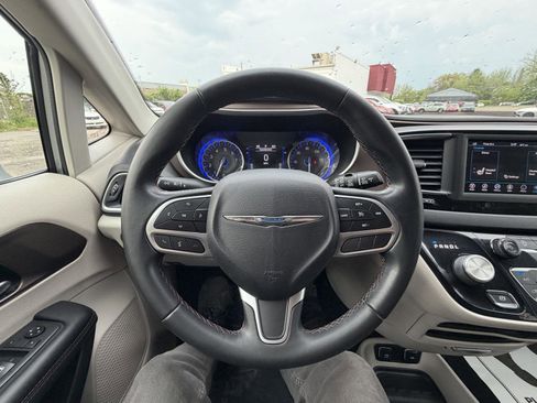 Used 2018 Chrysler Pacifica Touring-L FWD image 12