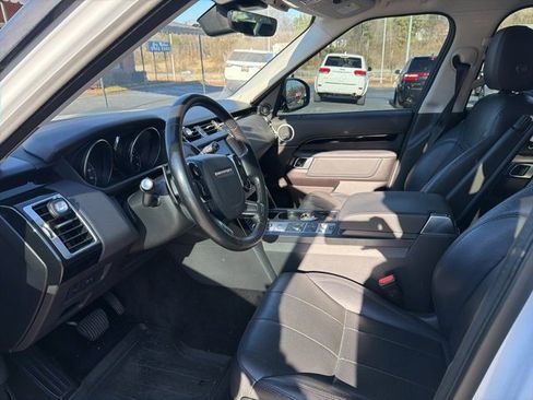 Used 2019 Land Rover Discovery SE image 2