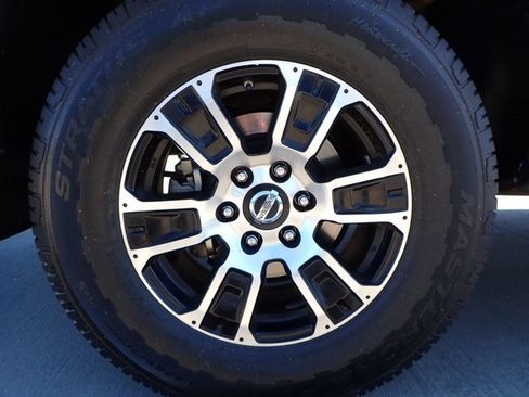 Used 2021 Nissan Titan SV w/ SV Convenience Package image 7