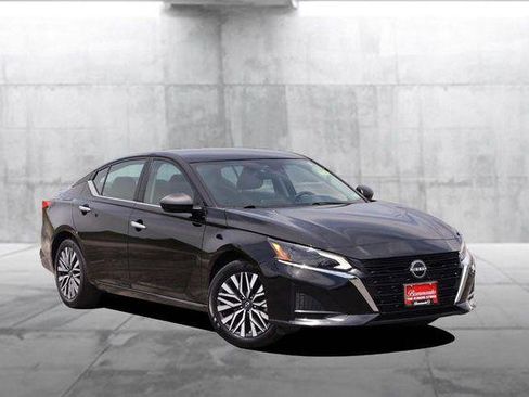 Used 2024 Nissan Altima 2.5 SV FWD image 2