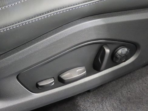 Certified 2025 Porsche Macan 4 Electric AWD/4WD image 40