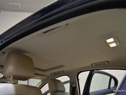 Used 2012 Jaguar XF image 16