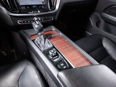 Used 2021 Volvo S60 T5 Momentum w/ Premium Package image 10