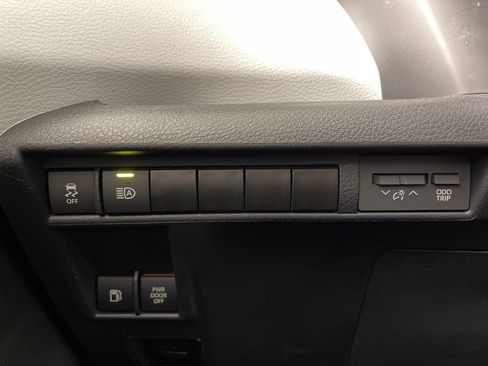 Used 2025 Toyota Sienna LE w/ LE Plus Package FWD image 30
