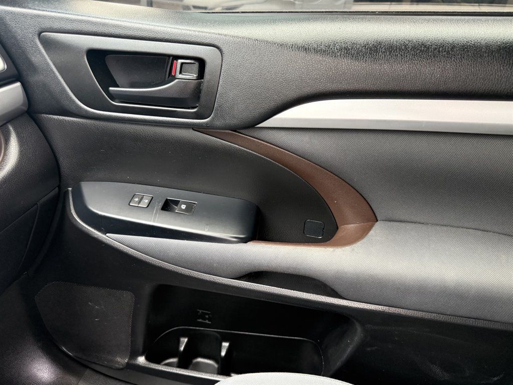 Used 2019 Toyota Highlander LE FWD image 30