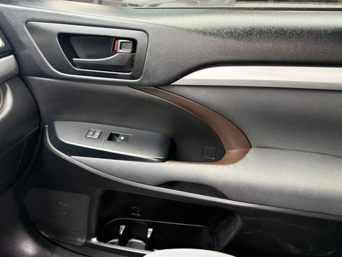 Used 2019 Toyota Highlander LE FWD image 30