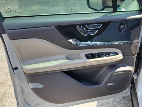 Used 2020 Lincoln Corsair Reserve w/ Elements Package FWD image 16