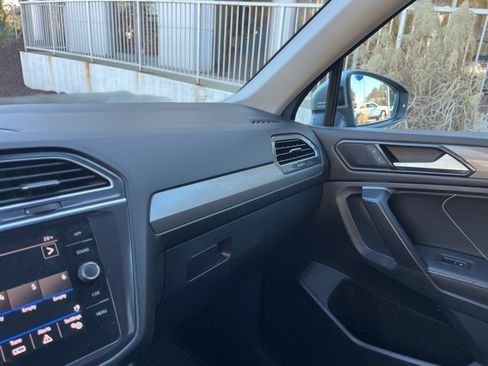 Used 2024 Volkswagen Tiguan SE image 28