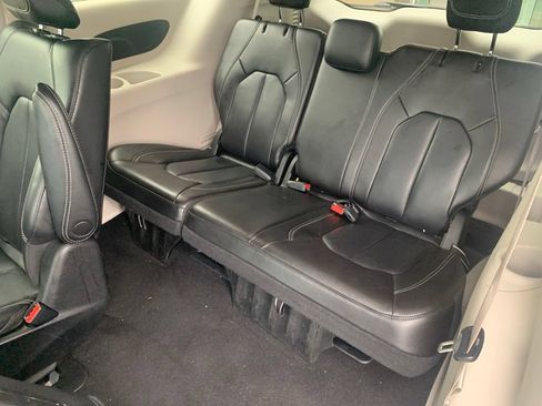 Used 2023 Chrysler Pacifica Touring-L FWD image 31