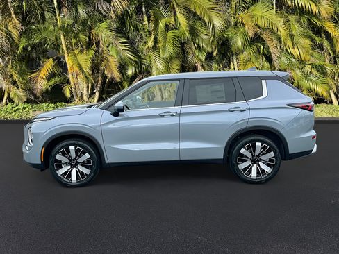 New 2026 Mitsubishi Outlander SE image 2