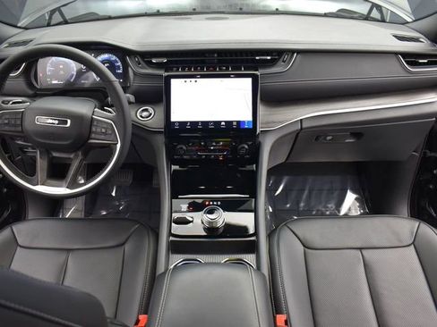 Used 2025 Jeep Grand Cherokee L Limited w/ Luxury Tech Group II AWD/4WD image 11