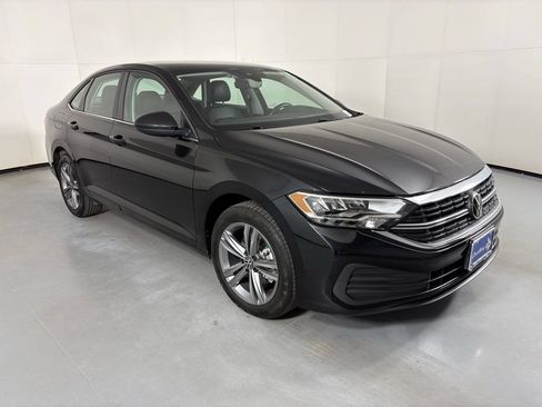 Used 2024 Volkswagen Jetta SE FWD image 2