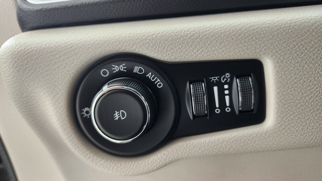 Used 2017 Chrysler Pacifica Touring-L Plus FWD image 25