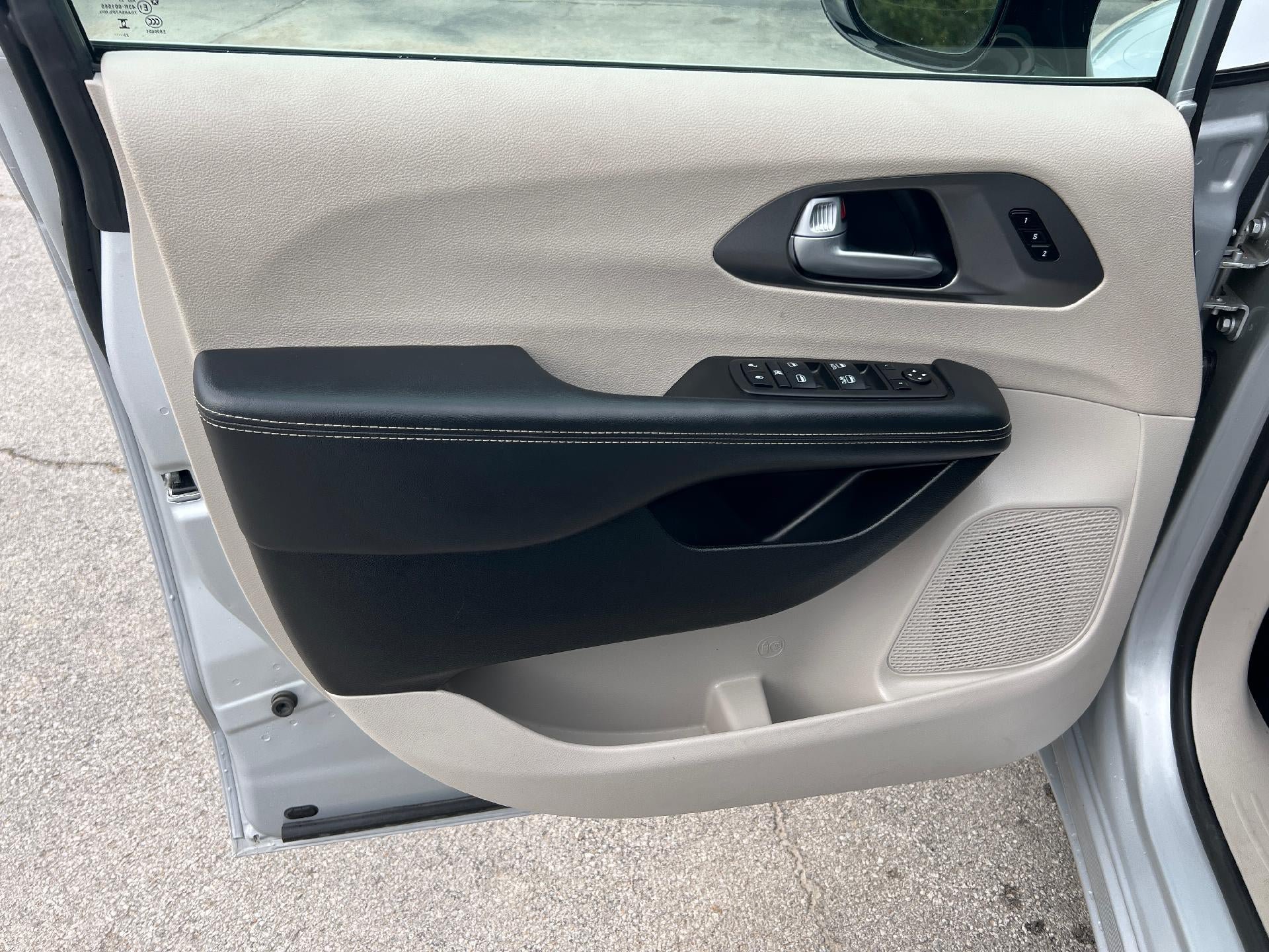 Used 2024 Chrysler Pacifica Touring-L FWD image 14