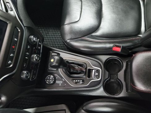 Used 2019 Jeep Cherokee Trailhawk AWD/4WD image 23