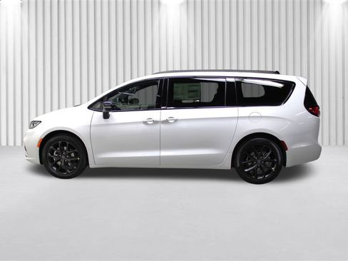 New 2026 Chrysler Pacifica Select w/ S Appearance Package image 7