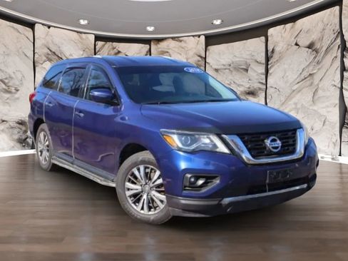 Used 2018 Nissan Pathfinder SV image 4