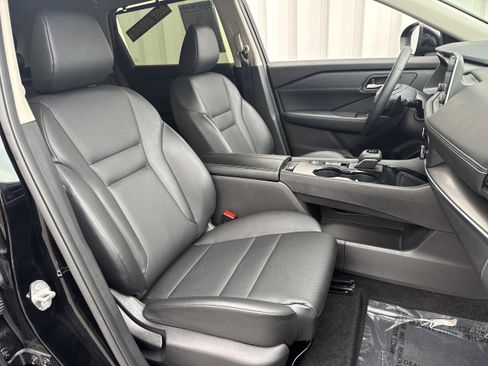 Used 2025 Nissan Rogue SV w/ SV Premium Package image 15