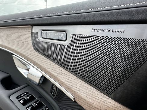 Certified 2025 Volvo XC90 T8 Plus image 19