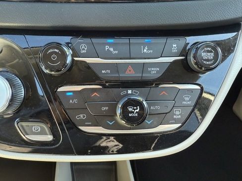 Certified 2024 Chrysler Pacifica Touring-L image 26