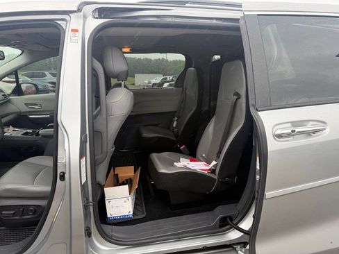Used 2022 Toyota Sienna XLE FWD image 11