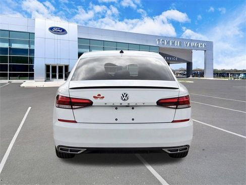 Used 2022 Volkswagen Passat 2.0T R-Line image 3
