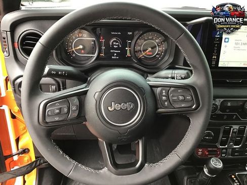 Used 2025 Jeep Gladiator Rubicon w/ Technology Group AWD/4WD image 16