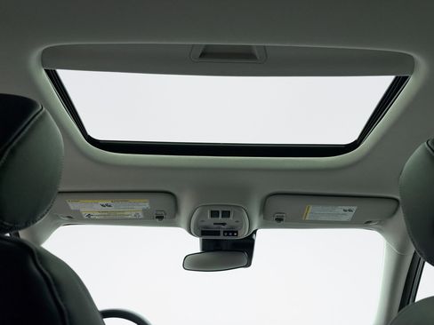 Used 2024 Chevrolet Trax LT w/ Sunroof Package image 18