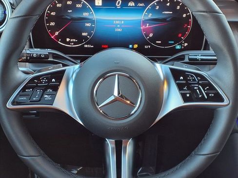 Used 2025 Mercedes-Benz GLC 300 image 9