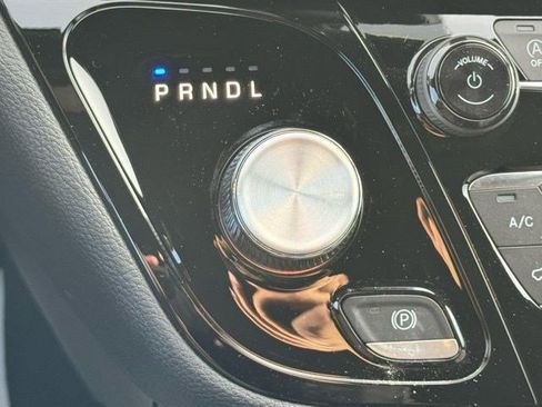 New 2026 Chrysler Pacifica Select image 2