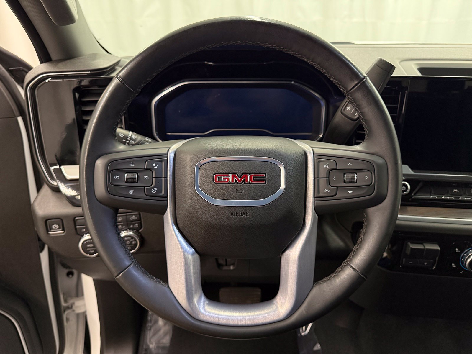Used 2025 GMC Sierra 1500 SLT AWD/4WD image 12