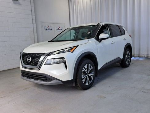 Used 2023 Nissan Rogue SV image 2