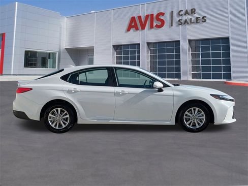 Used 2025 Toyota Camry LE image 5