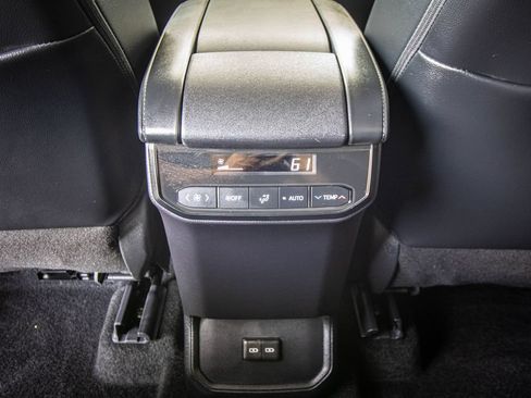 Used 2024 Toyota Highlander XLE FWD image 30