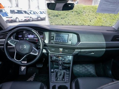 Used 2022 Volkswagen Jetta SE image 25