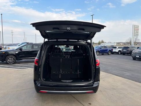 Used 2025 Chrysler Pacifica Select image 20
